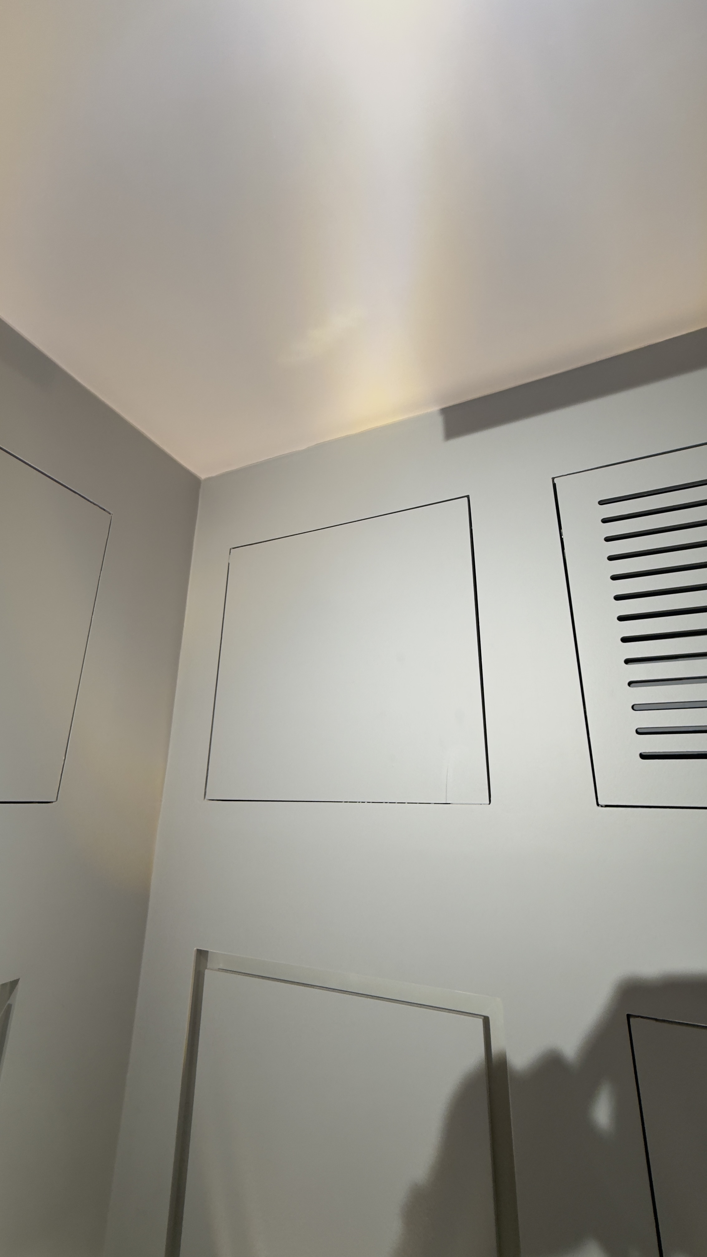 دریچه بازدید تک در مگنتی فشاری